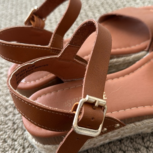 Women’s Tan Sandles - Picture 7 of 8